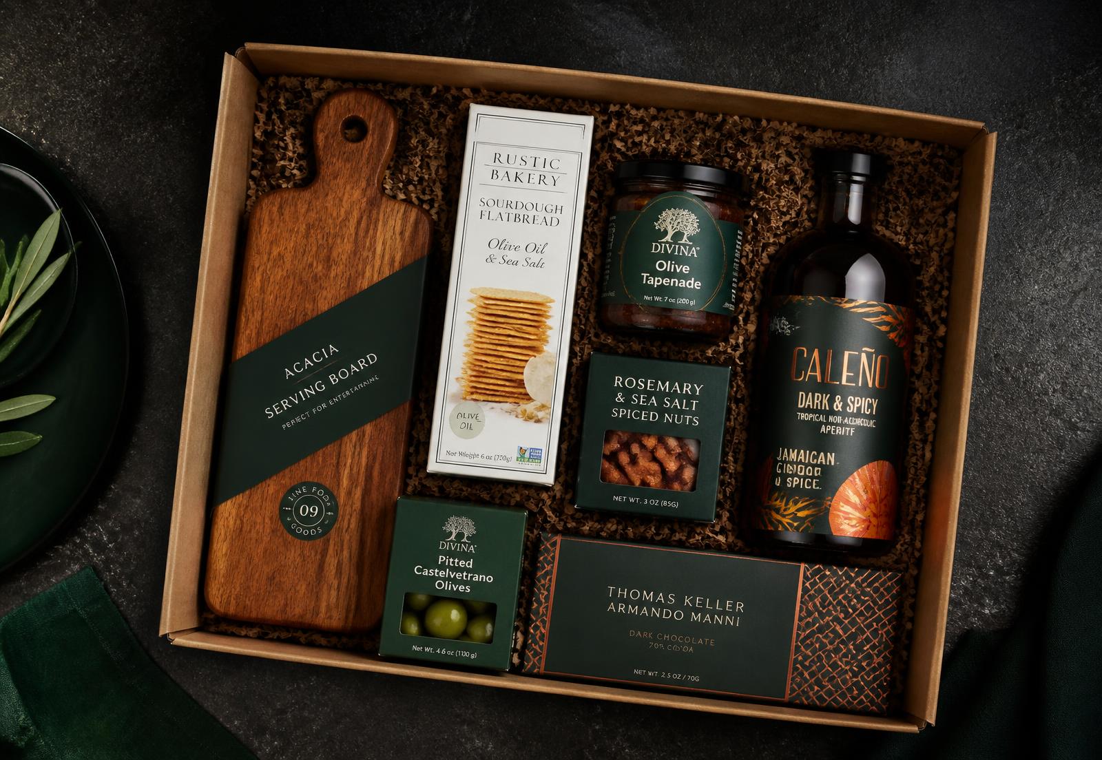 Geopend kerstpakket met serveerplank, crackers, tapenade, noten en alcoholvrije aperitief